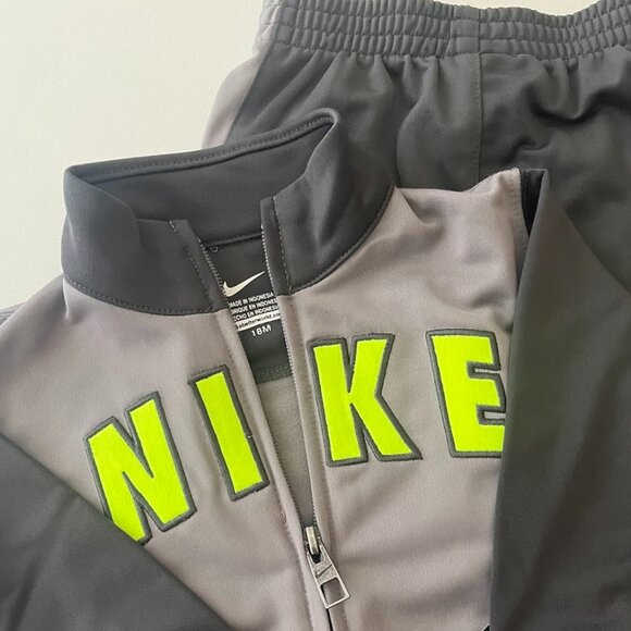 NIKE 2 pc sweatsuit - toddler size 18mo - Picture 3 of 5